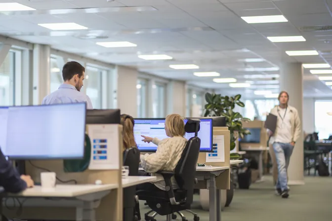 Två personer jobbar ihop